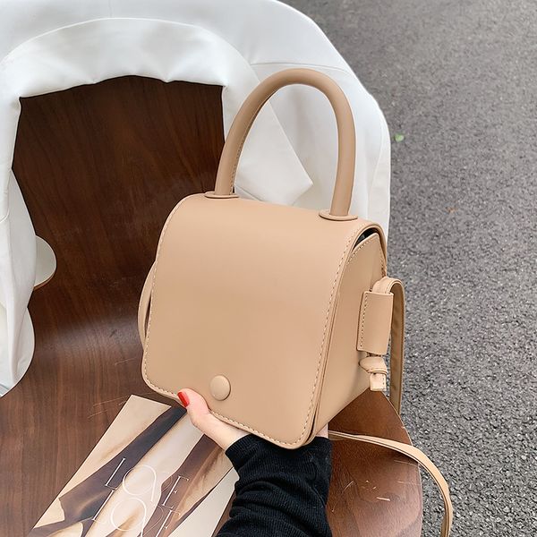 niche design popular messenger bag female new style 2021 fashion handbag shoulder bag mobile phone bag width 17cm
niche design popular messenger bag female new style 2021 fashion handbag shoulder bag mobile phone bag width 17cm