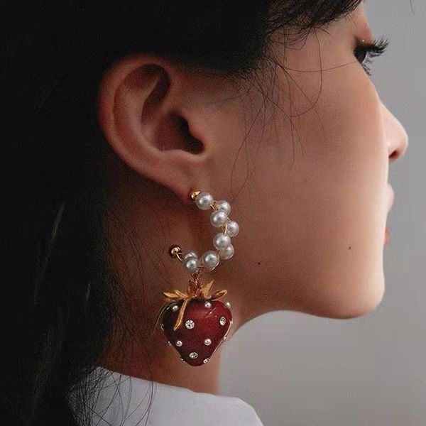 stud exaggerate vintage pearl red strawberry pendant drop metal earring for women girl party travel jewelry gift 2021, Golden;silver
stud exaggerate vintage pearl red strawberry pendant drop metal earring for women girl party travel jewelry gift 2021, Golden;silver