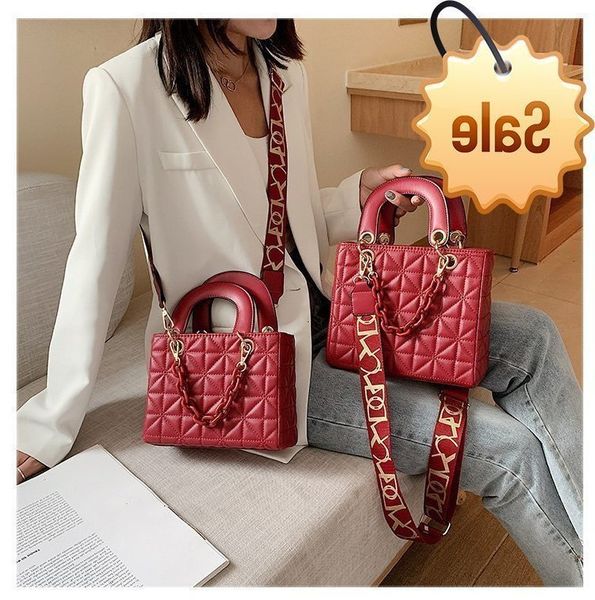 2021 new fashion women's princess diana lingge embroidery line simple solid color texture single shoulder messenger bag
2021 new fashion women's princess diana lingge embroidery line simple solid color texture single shoulder messenger bag