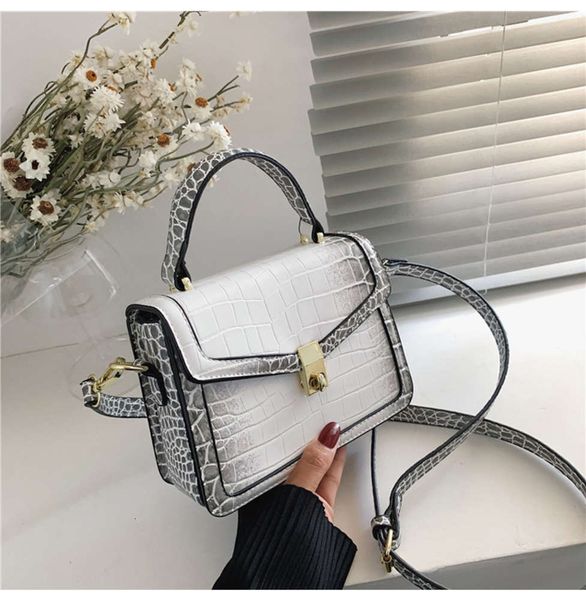2021 portable women's bag simple fashion embossed one shoulder small square pattern gradient
2021 portable women's bag simple fashion embossed one shoulder small square pattern gradient