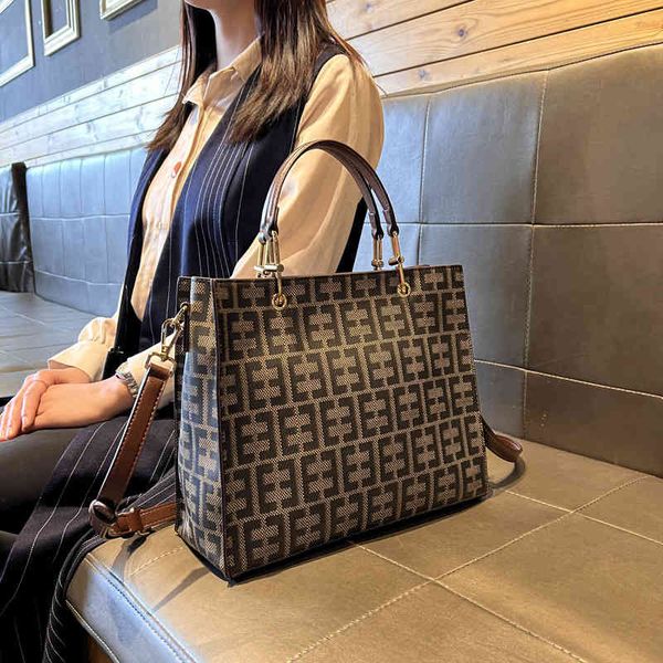 2022 factory wholesale new hong kong genuine leather women's bag autumn and winter embroidery large capacity tote bag versatile messeng
2022 factory wholesale new hong kong genuine leather women's bag autumn and winter embroidery large capacity tote bag versatile messeng