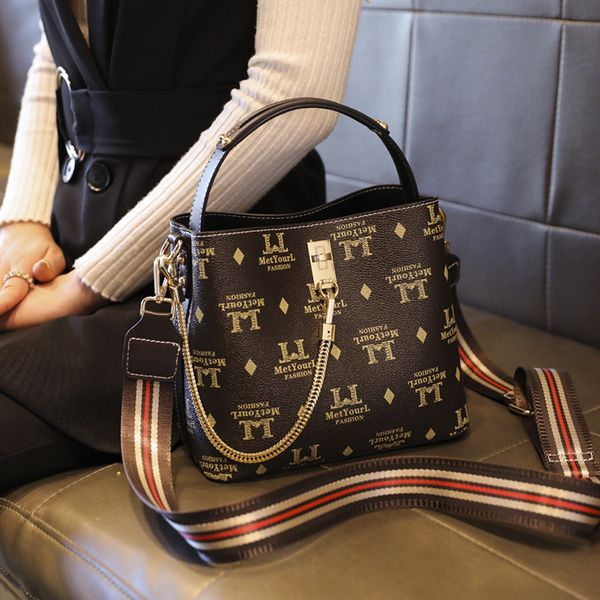new handbags 2021 versatile bucket women's bag niche messenger one shoulder handbag high capacity fashion factory direct sale
new handbags 2021 versatile bucket women's bag niche messenger one shoulder handbag high capacity fashion factory direct sale