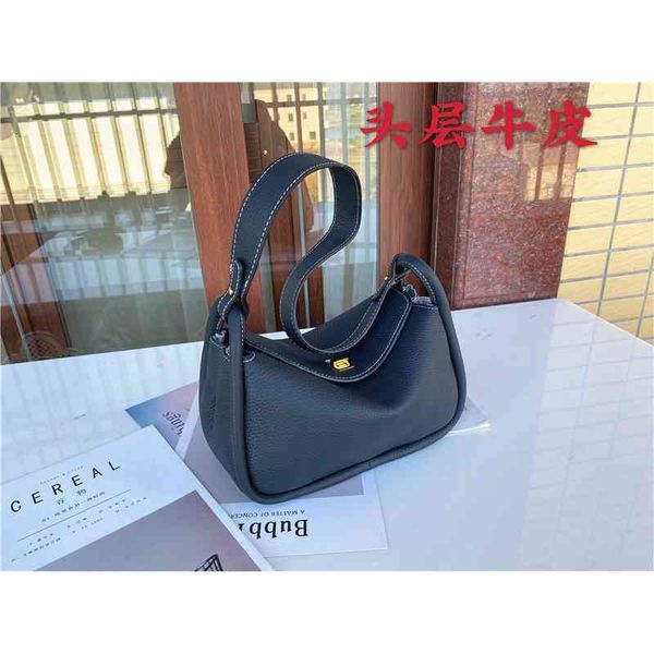 head 2020 new fashion women's large capacity leather straddle single shoulder handbag
head 2020 new fashion women's large capacity leather straddle single shoulder handbag