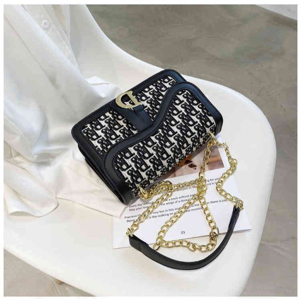 2022 factory wholesale new model street trend personalized chain classic embossed single shoulder diagonal women's bag 01, Black;red 
2022 factory wholesale new model street trend personalized chain classic embossed single shoulder diagonal women's bag 01, Black;red