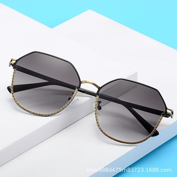 sunglasses fashion men's metal round frame women's anti ultraviolet ocean slice baking paint sun visors, White;black
sunglasses fashion men's metal round frame women's anti ultraviolet ocean slice baking paint sun visors, White;black