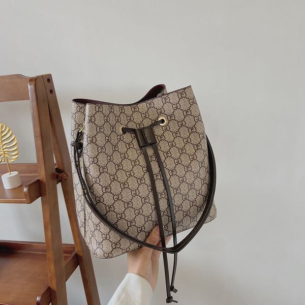 design handbag bag female 2021 new fashion one shoulder messenger large capacity printing drawstring bucket bag
design handbag bag female 2021 new fashion one shoulder messenger large capacity printing drawstring bucket bag