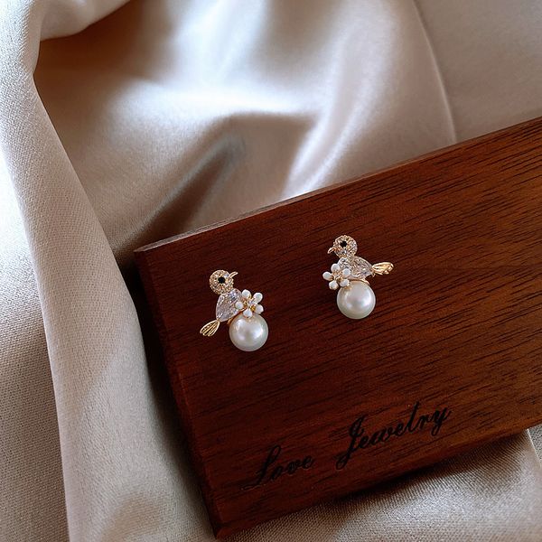 2021 trendy bird pearl earrings s925 silver needle minority design personalized temperament female ear accessories
2021 trendy bird pearl earrings s925 silver needle minority design personalized temperament female ear accessories
