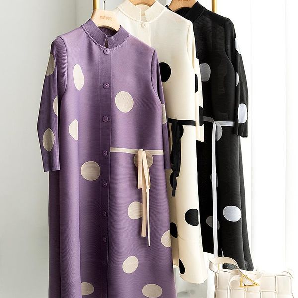 casual dresses stand collar vintage dot print single-breasted lace-up women dress summer three quarter sleeve loose elegant female 2021, Black;gray
casual dresses stand collar vintage dot print single-breasted lace-up women dress summer three quarter sleeve loose elegant female 2021, Black;gray