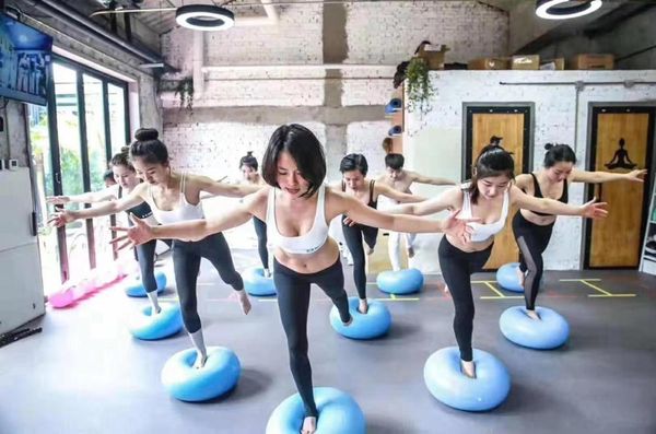 donut yoga ball 50x28cm thicken fitness pilates home gym equipment trainer exercise balls with feet pump
donut yoga ball 50x28cm thicken fitness pilates home gym equipment trainer exercise balls with feet pump