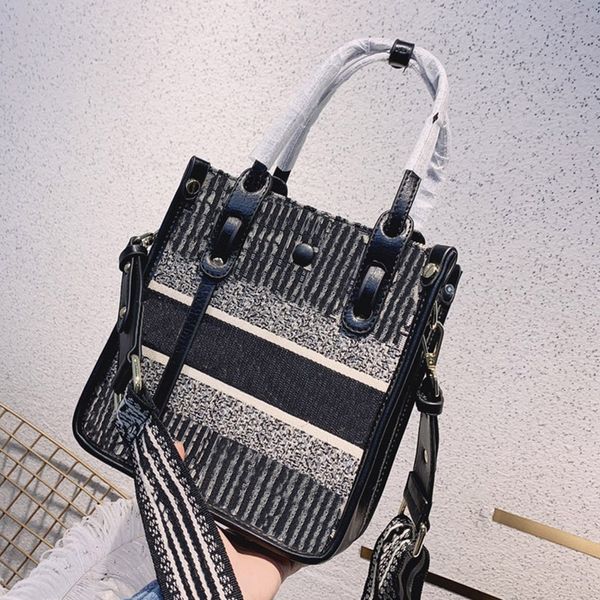 fashion women shopping tote bags luxurys designers bag high capacity 21*20cm shoulder handbags canvas handbag with box
fashion women shopping tote bags luxurys designers bag high capacity 21*20cm shoulder handbags canvas handbag with box