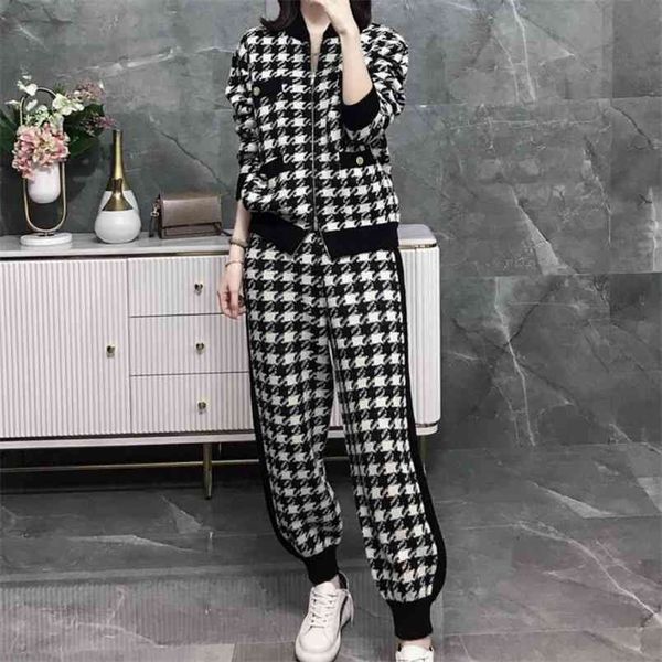 autumn winter retro 2 piece set women black white houndstooth casual zip sweater jacket + knitted pants suit female clothing 210519
autumn winter retro 2 piece set women black white houndstooth casual zip sweater jacket + knitted pants suit female clothing 210519