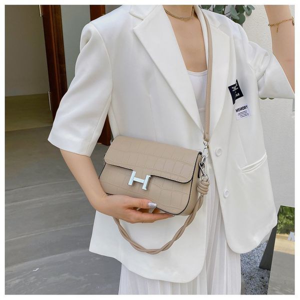 design bag 2021 fashion fashion shoulder bag korean version solid color portable small square pu messenger
design bag 2021 fashion fashion shoulder bag korean version solid color portable small square pu messenger
