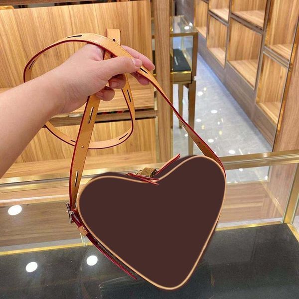 female fashion letter pattern single shoulder crossbody bag heart-shaped designer bags quality pu leather 2021 selling classic models
female fashion letter pattern single shoulder crossbody bag heart-shaped designer bags quality pu leather 2021 selling classic models