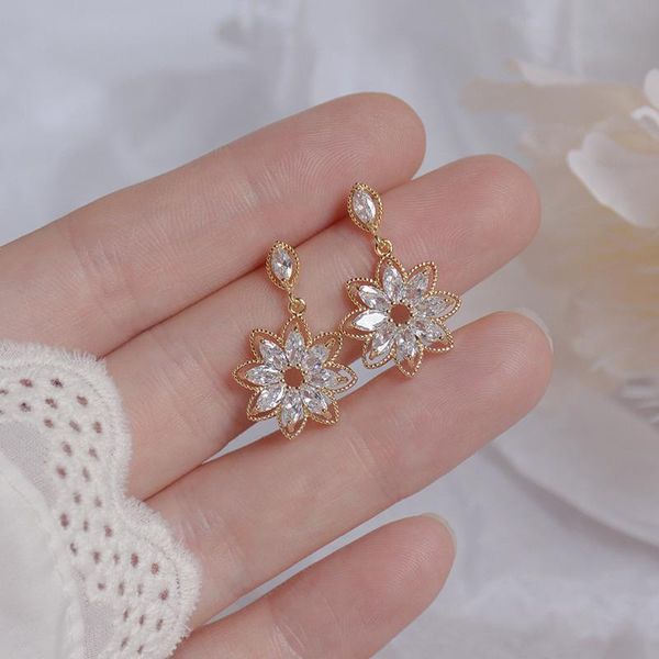 stud 14k real gold dainty korean flower earrring for women bling zirconia hollow lace earrings wedding brincos bijoux gift, Golden;silver
stud 14k real gold dainty korean flower earrring for women bling zirconia hollow lace earrings wedding brincos bijoux gift, Golden;silver