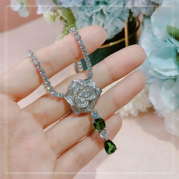 pendant necklaces 2021 rose high-end fashion grand lady banquet necklace green dance party light decoration online celebrit, Silver
pendant necklaces 2021 rose high-end fashion grand lady banquet necklace green dance party light decoration online celebrit, Silver