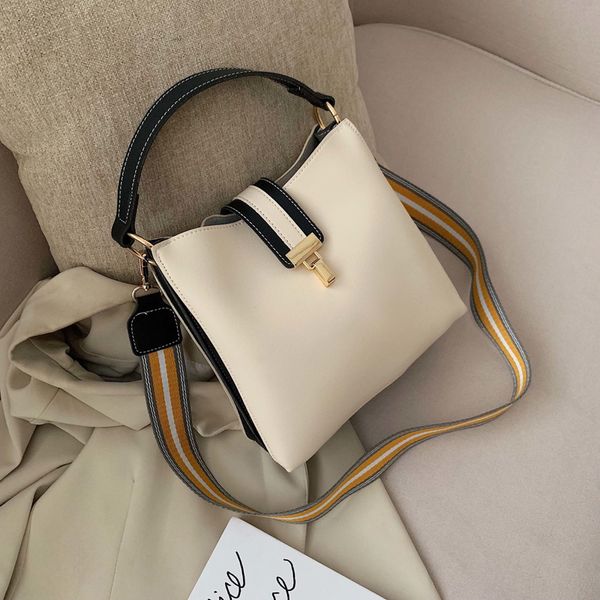pu womens messenger bag luxury design ladies shoulder bag winter female handbag party bags for women 2021 girl bag
pu womens messenger bag luxury design ladies shoulder bag winter female handbag party bags for women 2021 girl bag