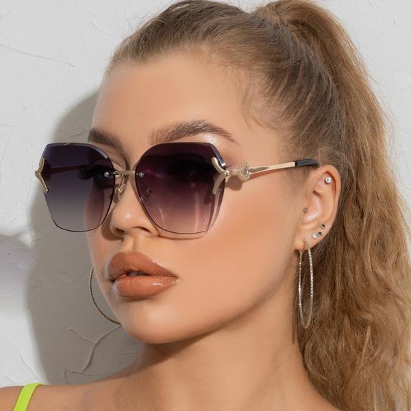 sunglasses fashion and personality frameless women's men women with european american gradient color street shooting, White;black
sunglasses fashion and personality frameless women's men women with european american gradient color street shooting, White;black
