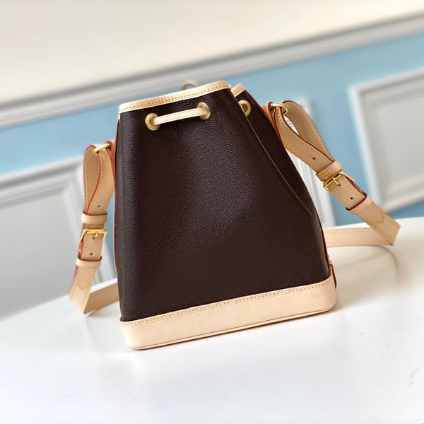 style the bottom of the bag is reinforced with leather it can accommodate a variety of everyday items large capacity
style the bottom of the bag is reinforced with leather it can accommodate a variety of everyday items large capacity