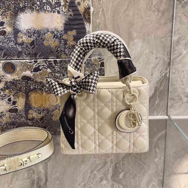 d jia di dai fei bag frosted matte texture with silk scarf white black lacquer pearl powder zly
d jia di dai fei bag frosted matte texture with silk scarf white black lacquer pearl powder zly