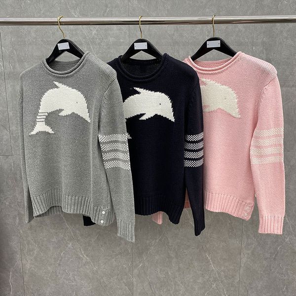 20 autumn lovers' four bar cartoon dolphin inlaid round neck pullover long sleeve sweater, White;black
20 autumn lovers' four bar cartoon dolphin inlaid round neck pullover long sleeve sweater, White;black