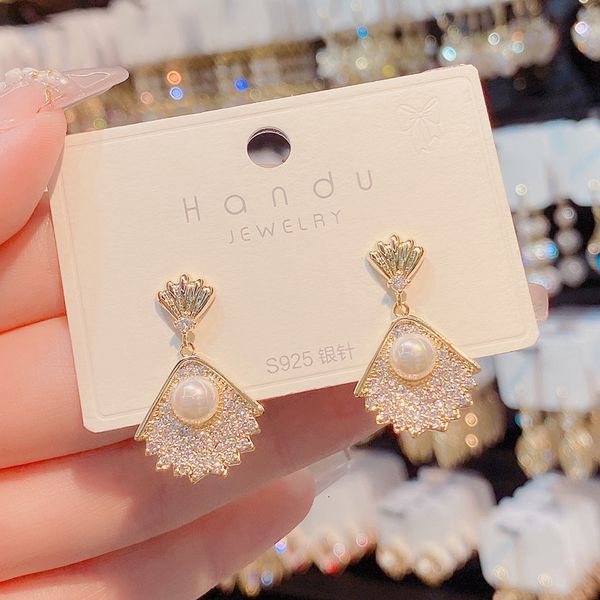 dangle earrings korean temperament s925 silver needle advanced feeling full diamond fan-shaped women's net red personalized fashion ver
dangle earrings korean temperament s925 silver needle advanced feeling full diamond fan-shaped women's net red personalized fashion ver