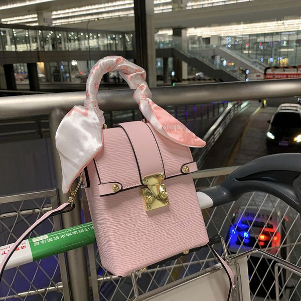 luxury handbags silk scarf box women's bag 2021 early autumn fashion versatile high sense vertical square one shoulder messenger bag
luxury handbags silk scarf box women's bag 2021 early autumn fashion versatile high sense vertical square one shoulder messenger bag