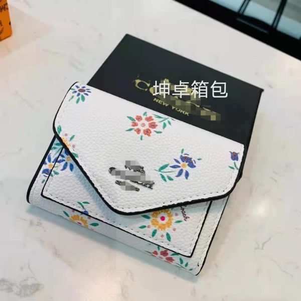 luxury design handbag coka 2021 fashion new color painted little flower women's short wallet card gift box with pocket change, Red;black
luxury design handbag coka 2021 fashion new color painted little flower women's short wallet card gift box with pocket change, Red;black