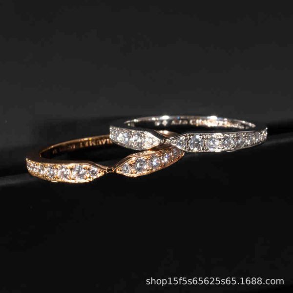 rings plume ring is plated with gold, silver and diamond. male female couples give wedding as light luxurious gifts
rings plume ring is plated with gold, silver and diamond. male female couples give wedding as light luxurious gifts