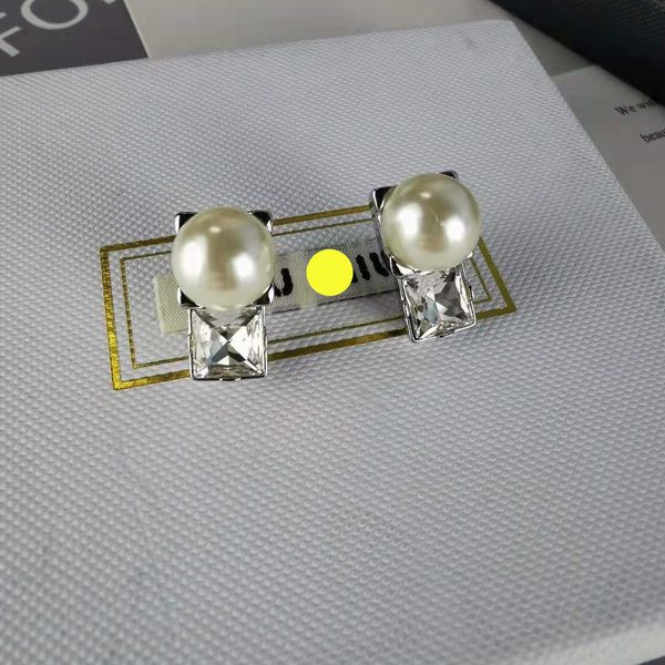 70% off miao family's new earrings with diamond imitated crystal, sweet temperament, light luxury design, square pearl, Golden;silver
70% off miao family's new earrings with diamond imitated crystal, sweet temperament, light luxury design, square pearl, Golden;silver