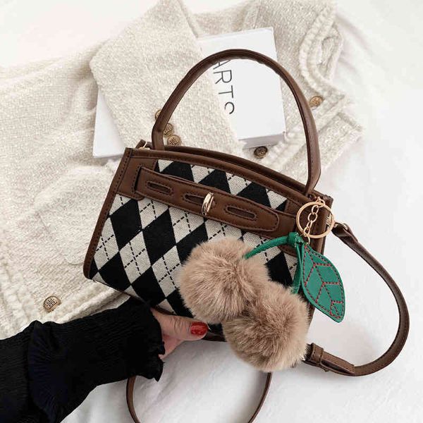 texture niche bag women's 2022 new fashion autumn and winter messenger foreign style lingge portable
texture niche bag women's 2022 new fashion autumn and winter messenger foreign style lingge portable