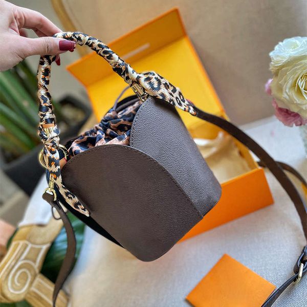 luxurys designers bag mini drawstring bags petal shape flannel inner pouch fashion handbags 2 colors with ribbon women crossbody bags ship w
luxurys designers bag mini drawstring bags petal shape flannel inner pouch fashion handbags 2 colors with ribbon women crossbody bags ship w