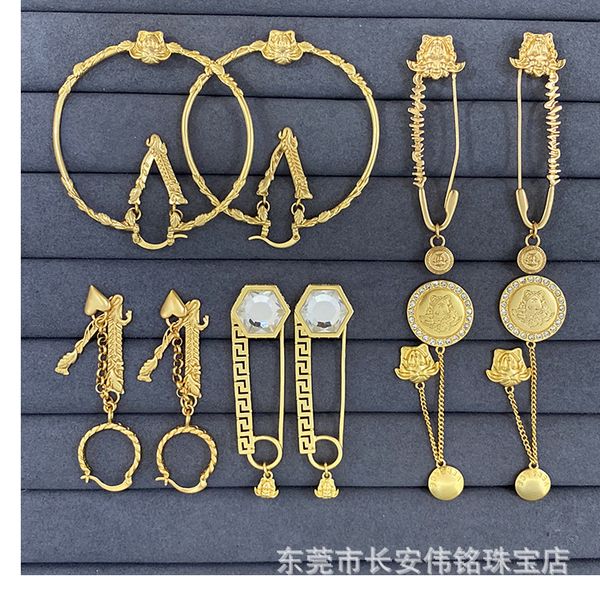 designer jewelry fan jiamei's head maze brooch female dual-purpose v-shaped earrings, Golden
designer jewelry fan jiamei's head maze brooch female dual-purpose v-shaped earrings, Golden