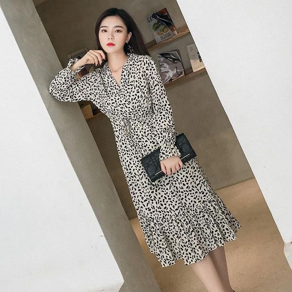 casual dresses elegant v-neck print chiffon dress autumn flare sleeve ruffles elastic slim waist female midi 2021 chic vestidos da771, Black;gray
casual dresses elegant v-neck print chiffon dress autumn flare sleeve ruffles elastic slim waist female midi 2021 chic vestidos da771, Black;gray