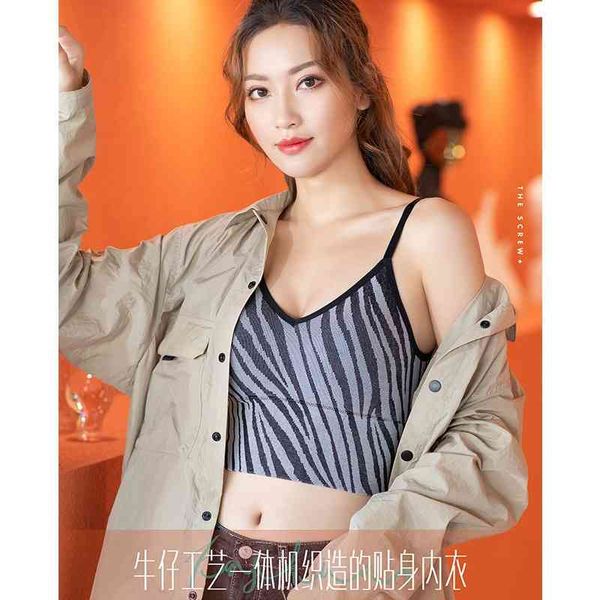 stripes v-neck chest wrapped large u-back underwear style sports vest gathered with bra pad, Black;white
stripes v-neck chest wrapped large u-back underwear style sports vest gathered with bra pad, Black;white