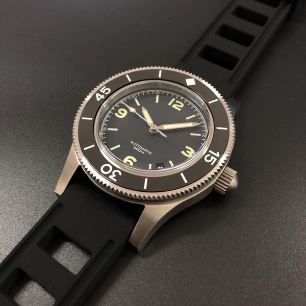 sapphire glass 41mm black dial ceramic bezel luminous nh35 automatic movement 300m waterproof men's diver watch wristwatches, Slivery;brown
sapphire glass 41mm black dial ceramic bezel luminous nh35 automatic movement 300m waterproof men's diver watch wristwatches, Slivery;brown