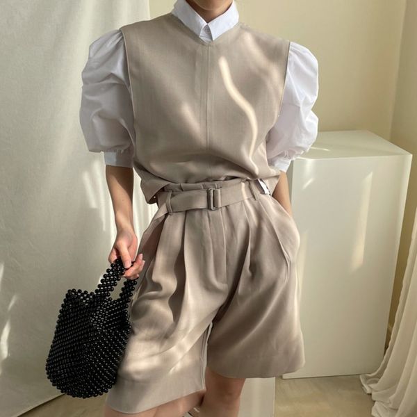 summer women v-neck back hollow buckle design waist vest + high loose casual shorts vacation 16w1020 210510, White
summer women v-neck back hollow buckle design waist vest + high loose casual shorts vacation 16w1020 210510, White