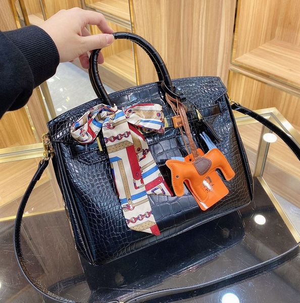 the designers 2021 soft leather women handbag capacity tote bags fashion makeup luxurys brang logo bag -a3156, Red;black
the designers 2021 soft leather women handbag capacity tote bags fashion makeup luxurys brang logo bag -a3156, Red;black