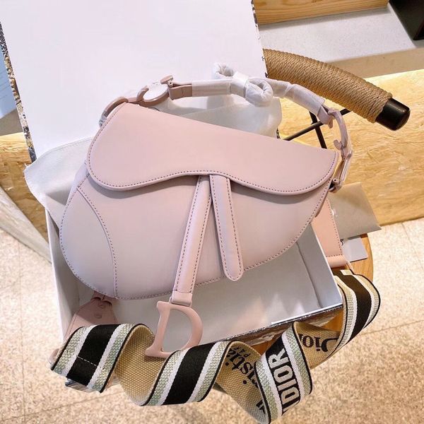 female 2021 new style retro wide shoulder belt saddle leather d-net red cross carrying bag
female 2021 new style retro wide shoulder belt saddle leather d-net red cross carrying bag