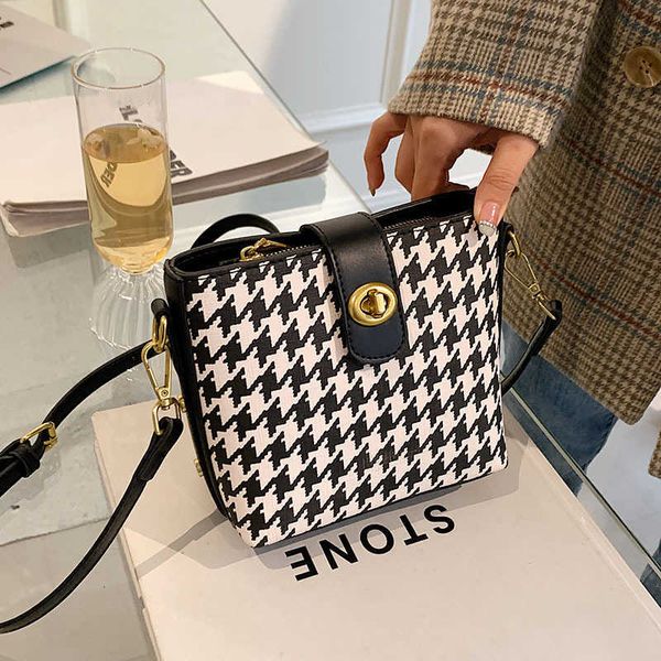 autumn and winter small bag female 2021 fashion net red bucket single shoulder msenger tote bag
autumn and winter small bag female 2021 fashion net red bucket single shoulder msenger tote bag