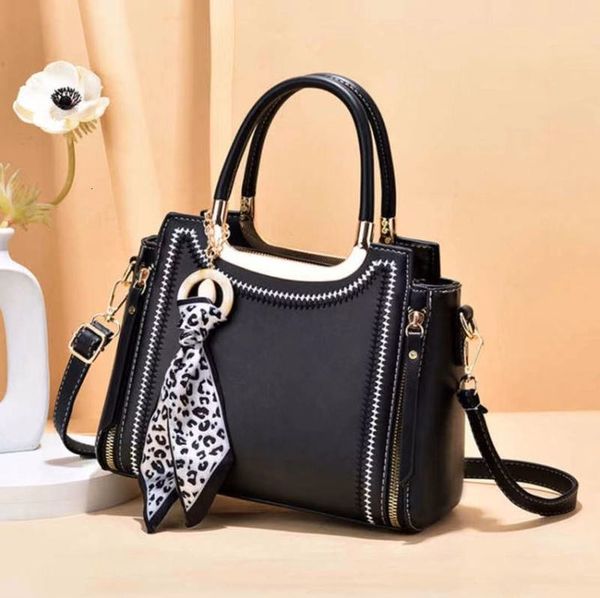 2021 women's spring and summer fashion simple ins versatile trend single shoulder bag large capacity messenger handbag
2021 women's spring and summer fashion simple ins versatile trend single shoulder bag large capacity messenger handbag