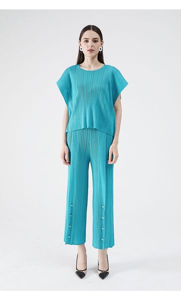 dresses miyake short sleeve round collar fold solid color t-shirts and two feet buttons pants suit, White
dresses miyake short sleeve round collar fold solid color t-shirts and two feet buttons pants suit, White