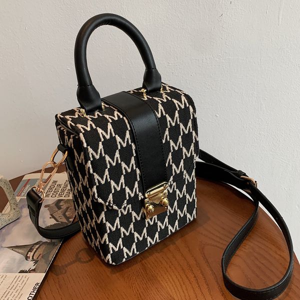 foreign style bag female 2021 autumn trendy net red fashion portable messenger letter versatile small square
foreign style bag female 2021 autumn trendy net red fashion portable messenger letter versatile small square