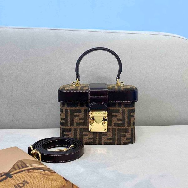light luxury 2021 new trend fashion canvas retro make-up bag niche design antique versatile handbag handbag zly
light luxury 2021 new trend fashion canvas retro make-up bag niche design antique versatile handbag handbag zly