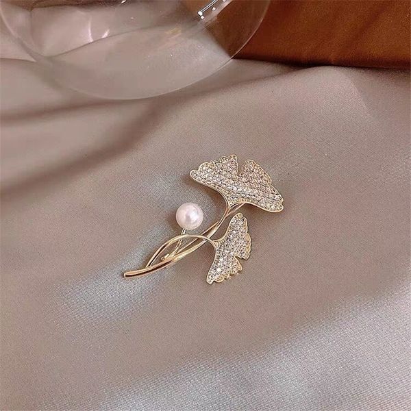 j1h high grade brooch female gingko leaf pearl fixed clothes fashion personality s scarfcollar anti brooches scarf pin pinlight button, Gray
j1h high grade brooch female gingko leaf pearl fixed clothes fashion personality s scarfcollar anti brooches scarf pin pinlight button, Gray
