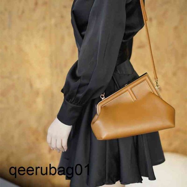 series first bag fend luxurys designer handbags women metal wrapped handbag single shoulder messenger yue messenger tote fashion brand bags
series first bag fend luxurys designer handbags women metal wrapped handbag single shoulder messenger yue messenger tote fashion brand bags