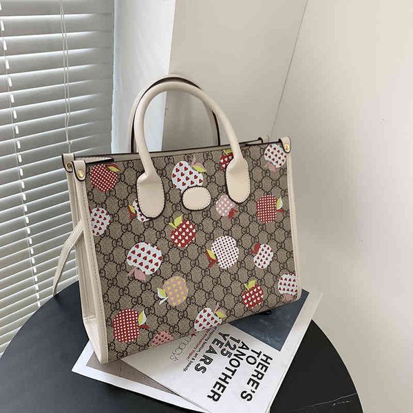 2022 factory wholesale women's large capacity fashion printed single shoulder messenger autumn winter texture commuter tote bag
2022 factory wholesale women's large capacity fashion printed single shoulder messenger autumn winter texture commuter tote bag