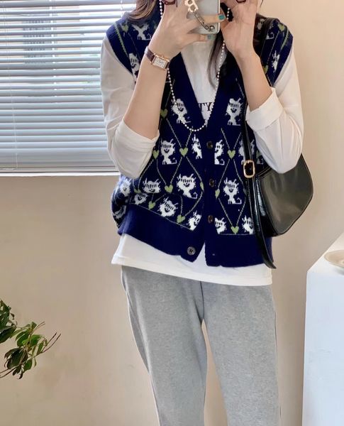 knitted vt women's autumn 2021 korean loose cartoon cat single breasted v-neck sleevels waistcoat, Black;white
knitted vt women's autumn 2021 korean loose cartoon cat single breasted v-neck sleevels waistcoat, Black;white