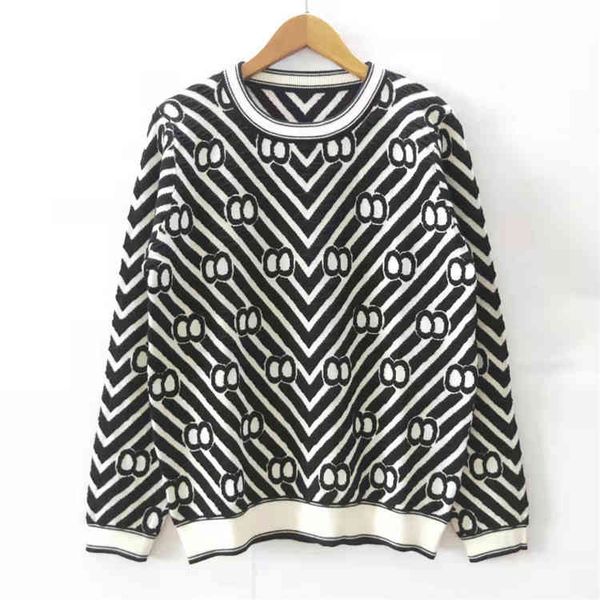 2022 factory wholesale new v-neck sweater women's autumn and winter loose long sleeved outerwear top, White;black
2022 factory wholesale new v-neck sweater women's autumn and winter loose long sleeved outerwear top, White;black
