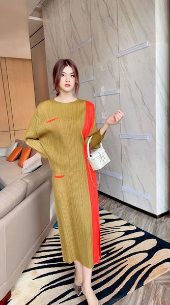 dress selling miyake wardrobe fashion the neck-neck t-shirts + skirt long suit slices pieces stock, White
dress selling miyake wardrobe fashion the neck-neck t-shirts + skirt long suit slices pieces stock, White