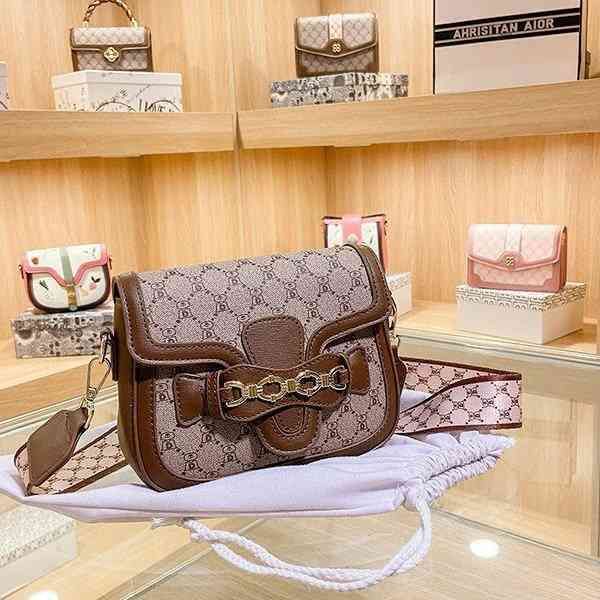 2022 factory outlet online direct female horse rank buckle small square bag single shoulder messenger saddle bag
2022 factory outlet online direct female horse rank buckle small square bag single shoulder messenger saddle bag